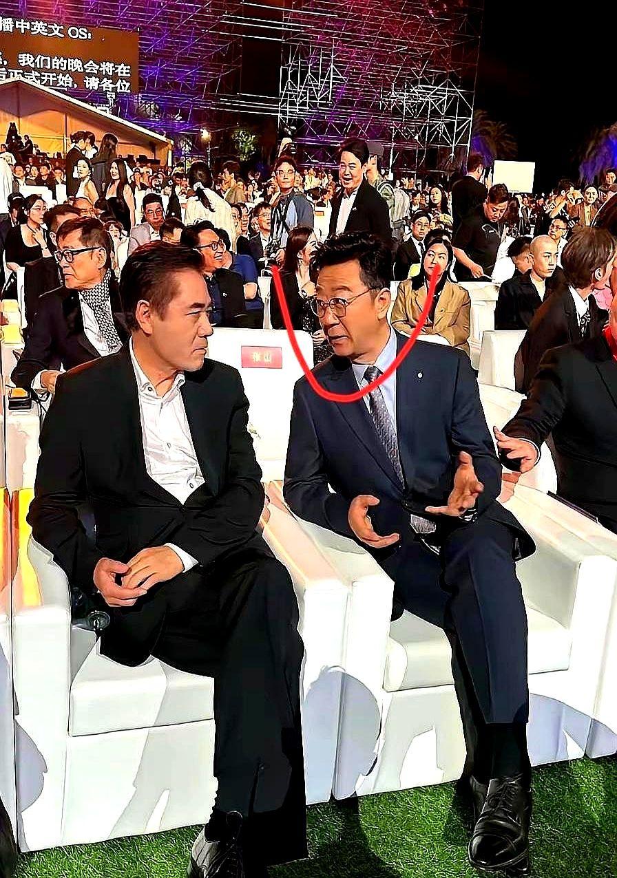 这老头谁啊？敢让陈宝国挪位置！片场就一件旧衬衫，扶着眼镜，皱纹里都是烟味儿…