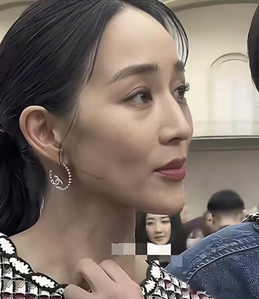 曾经比宋佳漂亮的一个女演员，如今脸上也有了不少岁月的印记，看起来气质平平，本人有