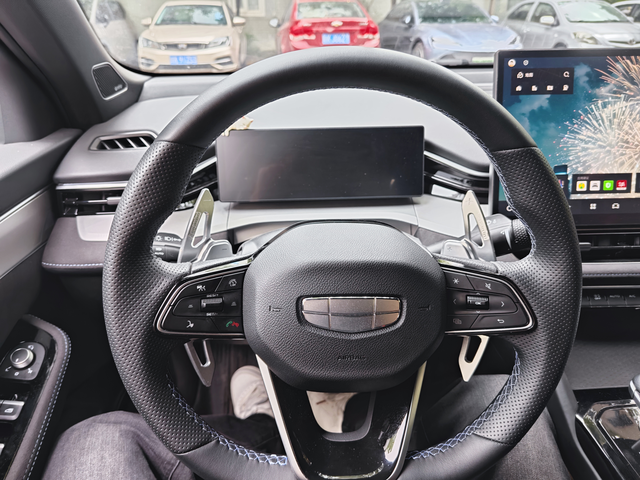 变道稳如老狗今天跑了160多，前面车不打转向灯变道，为了躲他，我轻点了一脚刹车