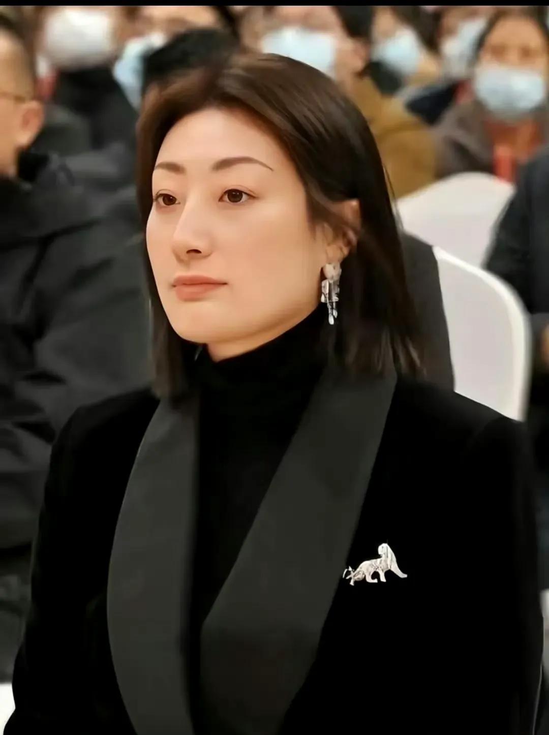 宗馥莉的三个同父异母的的弟弟妹妹吧，从名字来看起的多明显，尤其是弟弟宗继昌，宗继