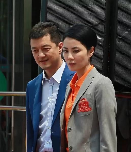 当“令狐冲”的剑走偏锋到商业战场，李亚鹏的每一次跨界都堪称“亿元级试水”。从35