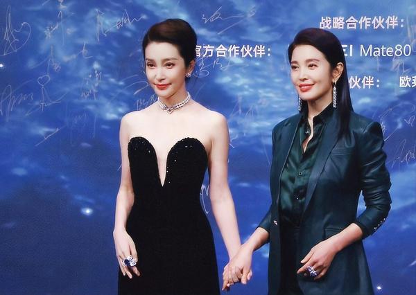 李冰冰与妹妹李雪合体亮相，姐妹俩气质出众，颜值双双在线！一个在荧幕闪耀，一个在幕