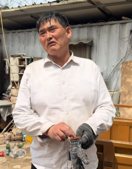 年收入至少数百万的“大衣哥”朱之文，被拍到开着三轮电动车，拉了一车废品去卖！接过