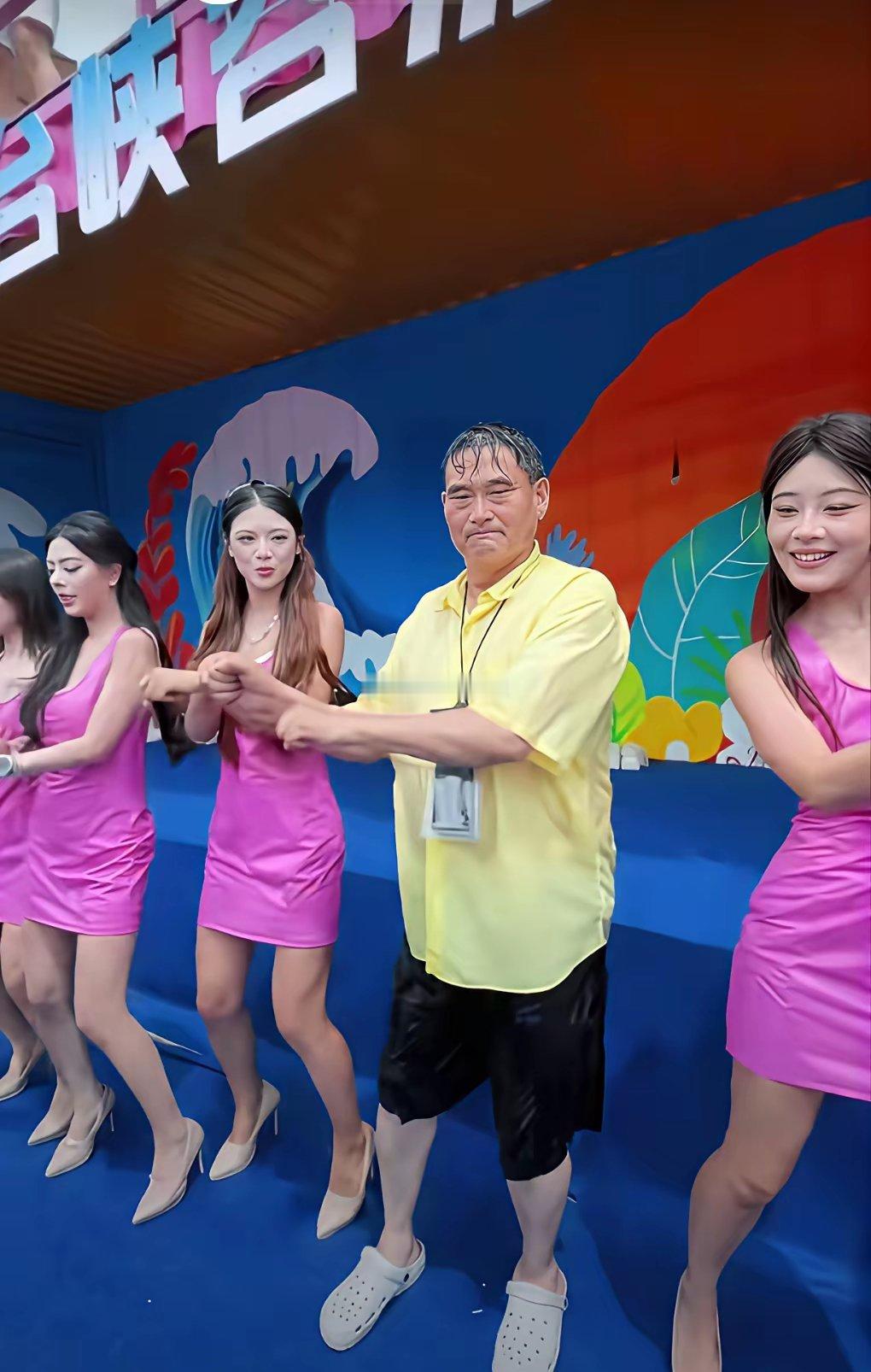 大衣哥和美女一起跳舞，感觉不在状态