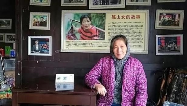 2013年，安徽黄山，一位寡妇作挑山夫20年时间，辛苦抚育了3个儿女，并将其中两