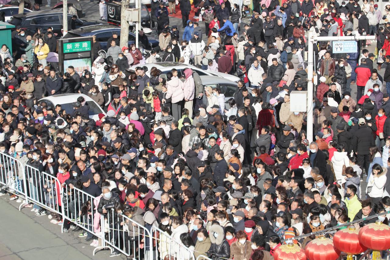 宝鸡年味太浓郁了，虽然大家都已经上班了，但是宝鸡渭滨区经二路还是那么热闹，人山人