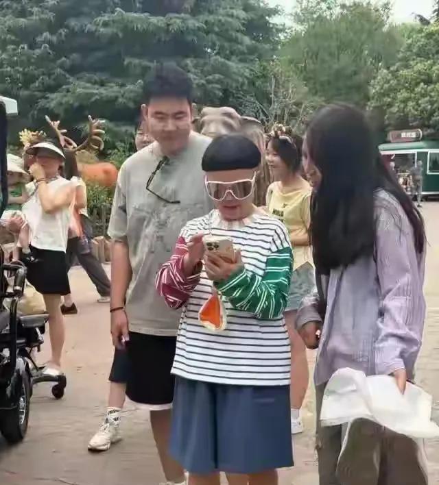 59岁金龟子在郑州被偶遇，这身打扮太一言难尽！笑死在网友的评论区:网友:发型