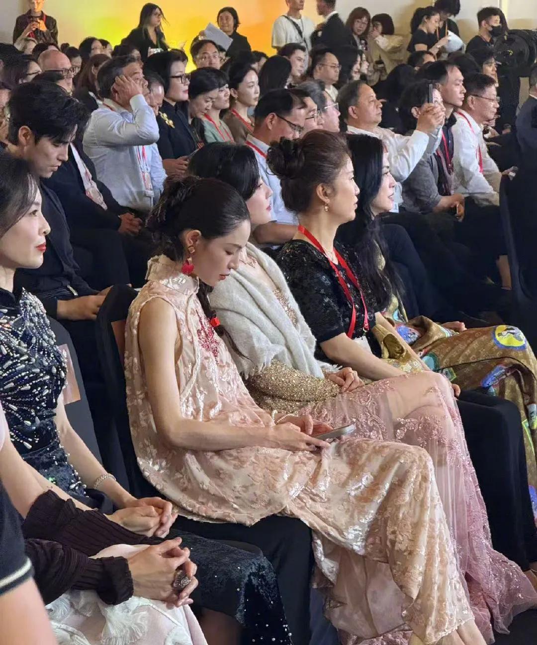 cosmo盛典，宋茜红毯压了刘诗诗在cosmo盛典这场时尚盛宴