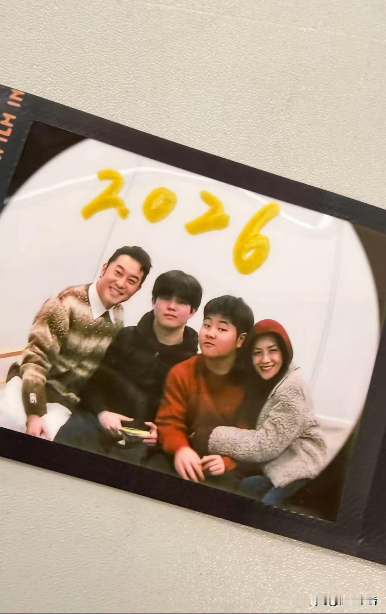 沙溢一家真是高颜值，沙溢逆袭成了全家最瘦的，小鱼儿和安吉成长期虽然胖乎乎，但是都