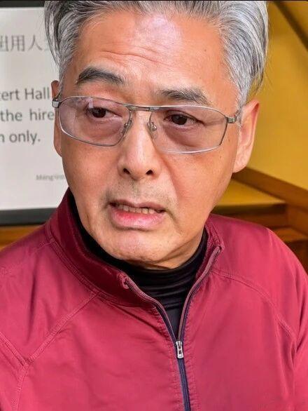 71岁周润发满头白发，卖房套现，岁月不饶人影帝周润发自90年代以后就热衷投资房地