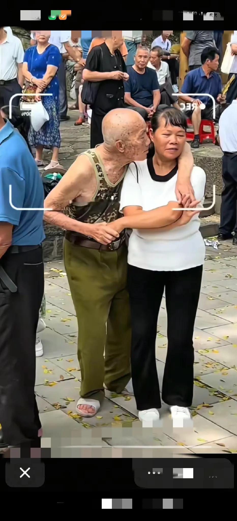 大爷永远是大爷！广场舞大妈们又找到了一种新兴职业叫《陪舞者》，这项工作好干，只要