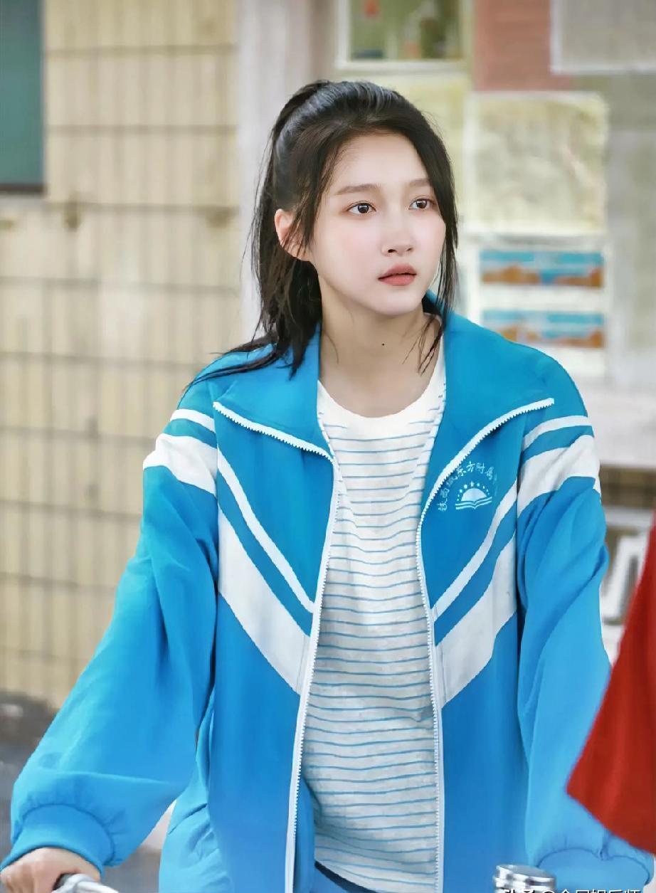 关晓彤吻戏最大的标签，是“不会害羞”。你看她和鹿晗那场戏，不是蜻蜓点水，是直接