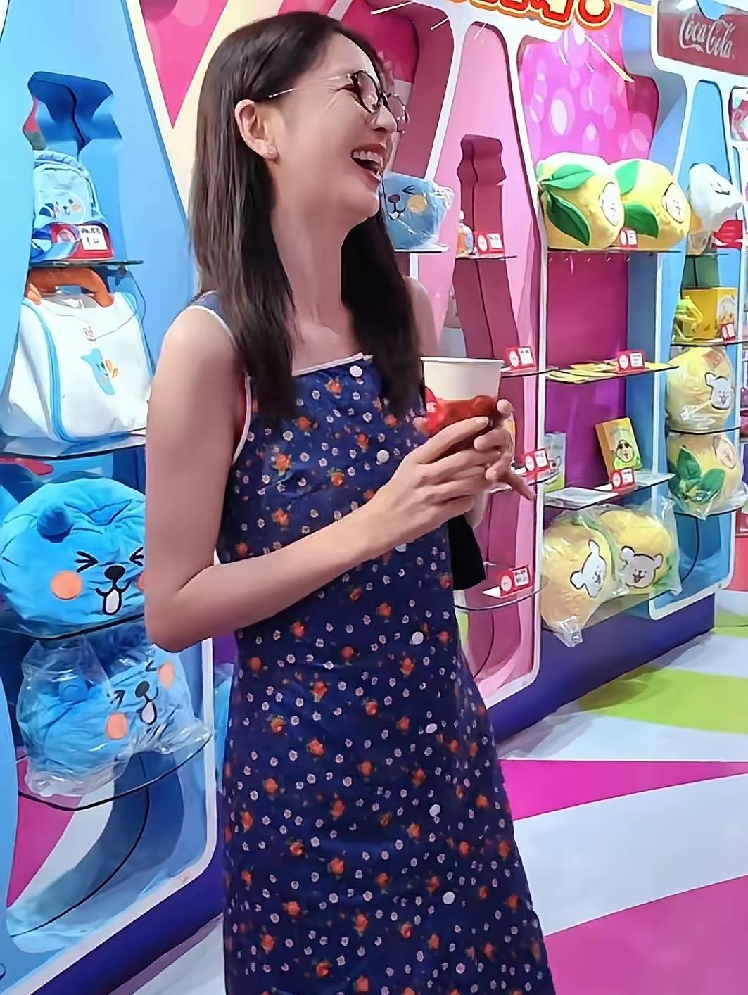 佟丽娅与儿子同框画面太养眼了，妈妈漂亮儿子帅气！7月9日，佟丽娅带朵朵现身南京