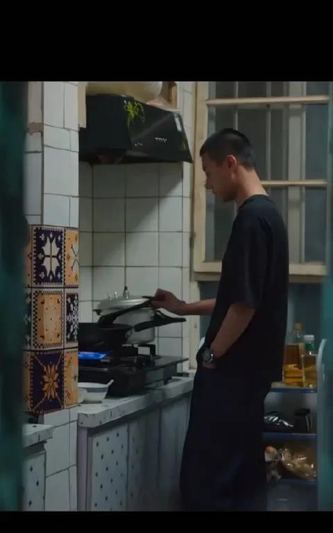 张佳宁与高至霆：双向治愈的爱情原生家庭的创伤，曾让张佳宁对爱情失去信心，甚至一