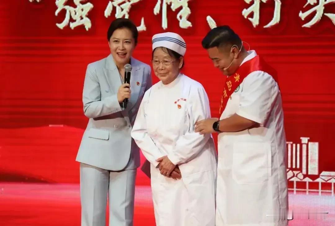 不明白86岁护士被医院返聘仍然坚守在岗位为何遭到人们反对呢？看完就明白了！第