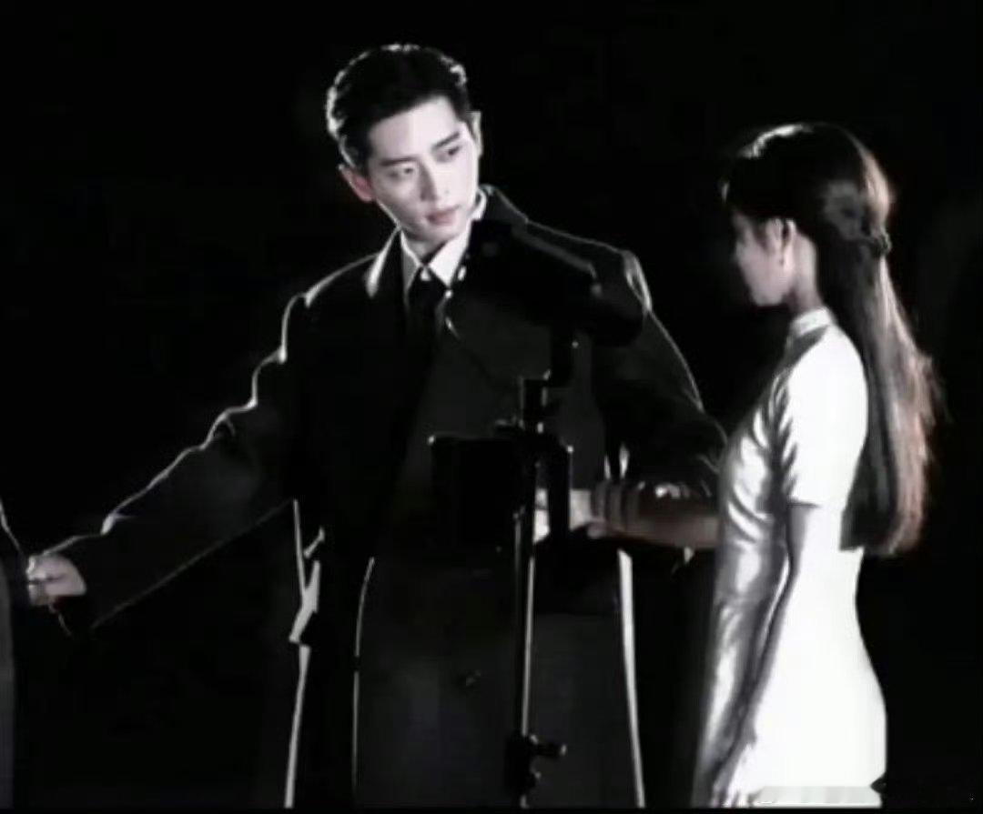 玉簟秋一张图氛围感就拉满了丞磊真的可以完美适配所有类型的角色[爱心]