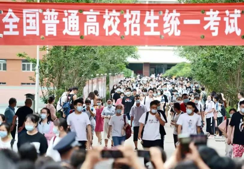 2025年高考结束了，给我们留下了10个深深的思考！思考一：考生的家长们，尤其