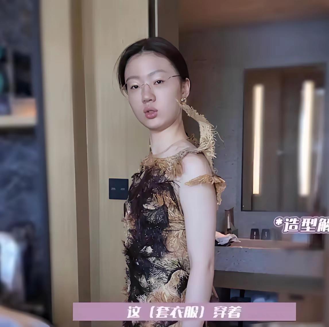 单依纯这素颜的样子，真的让人大跌眼镜。单依纯在化妆以后的样子非常漂亮，再加
