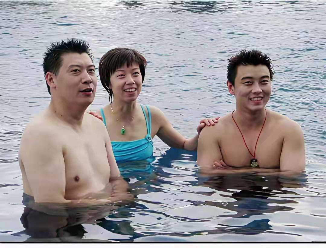 哇，三位国球传奇人物泳池同框：镜头中被球迷誉为''大满贯之父''的李隼发型拉