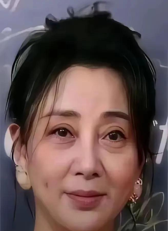 大晚上的，被忘记开美颜的殷桃的脸给吓了一大跳！眼睛周围很明显跟其他地方不一样，这