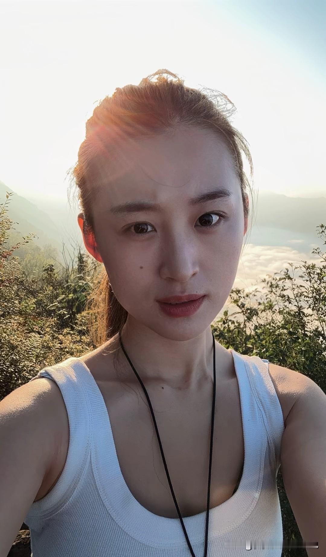 秋日生活打卡季阳光明媚，正好拍照[大笑][大笑][大笑]