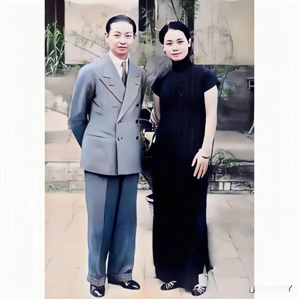 上世纪30年代，上海，梅兰芳与妻子福芝芳年轻时的合影老照片，照片中的梅兰芳西装革