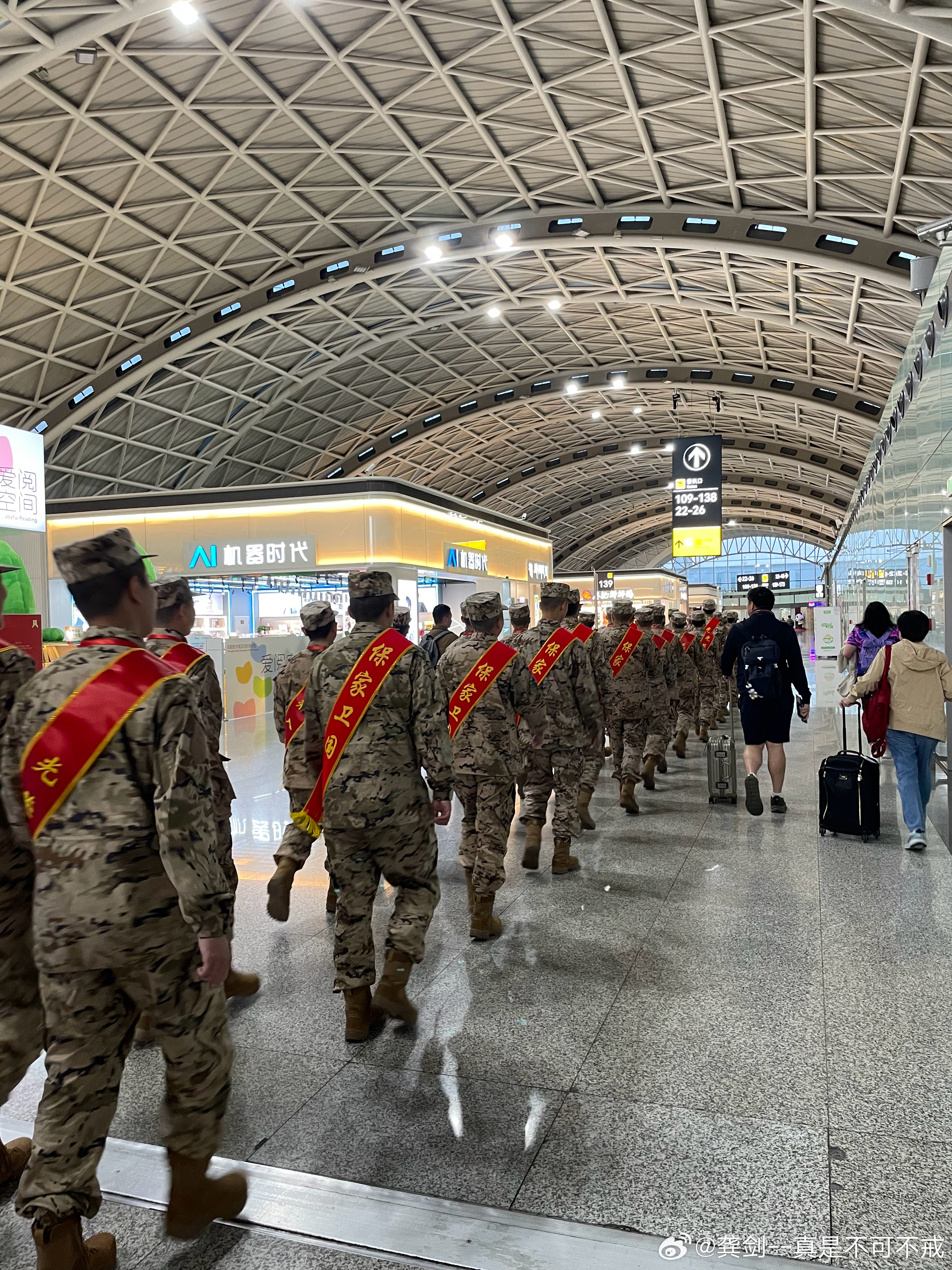 现在条件好了，人民子弟兵的新兵都是飞机接兵。一个个小伙子真精神