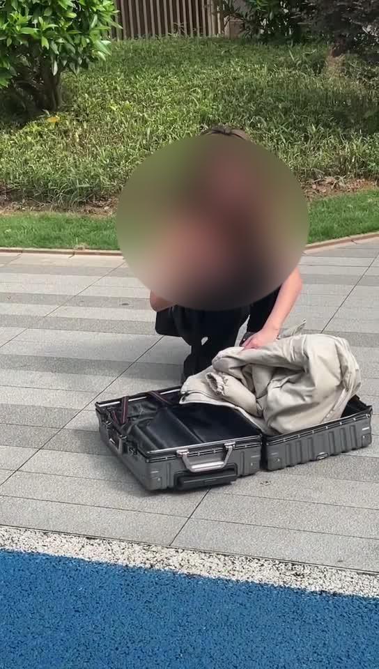 广州，某小区内，一老人在绿道散步时，一个20寸行李箱从43楼高空急速坠下，“砰”
