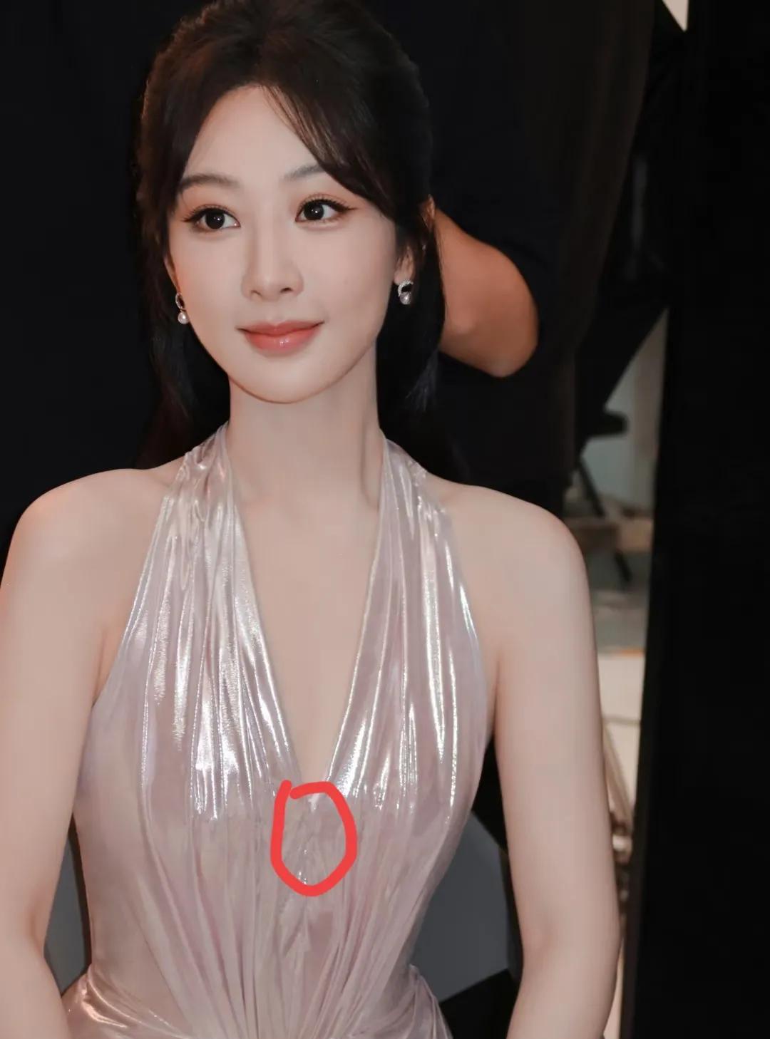 总感觉杨紫很不对劲你说她都是顶流了穿着大尺寸、耍大牌、无视粉丝，这些表现在她