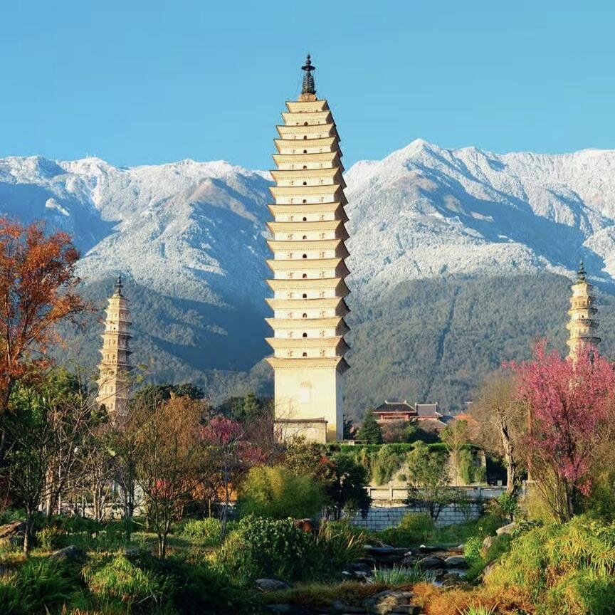 卢克文说，深圳与大理是两座T0级别的城市，分别代表人生最好的两端。​卢克文还表