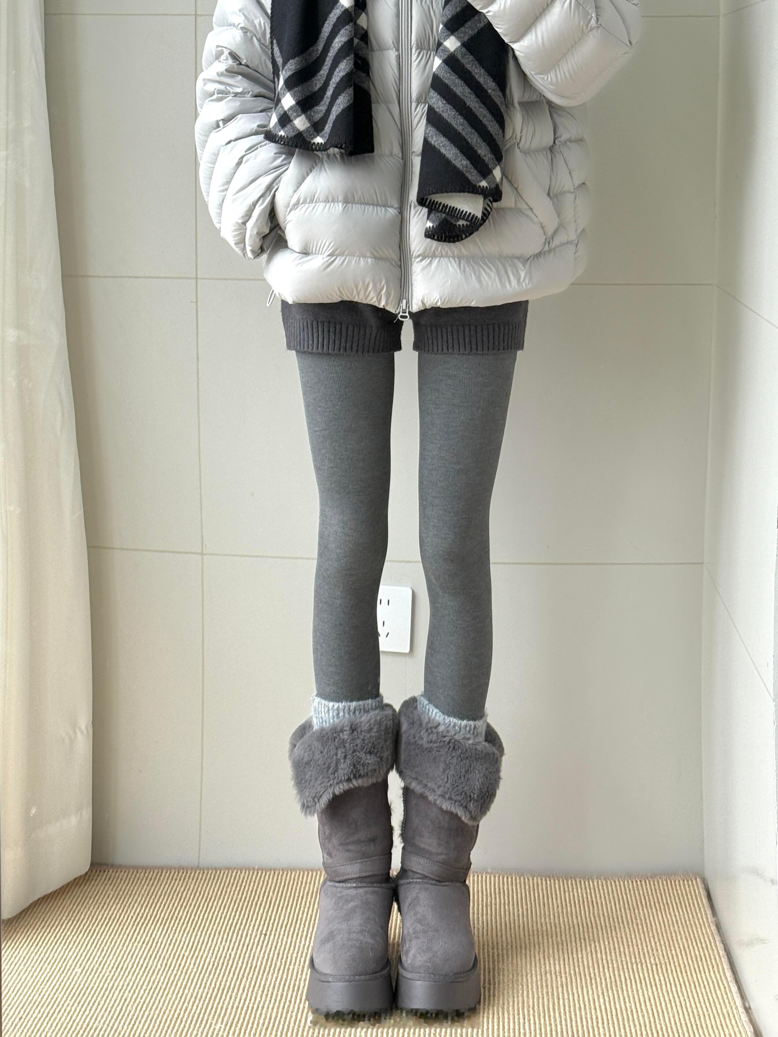 怎么感觉大家今年都不怎么穿光腿神器了…🥲因为都去穿打底裤啦～随随便便搭都很出片