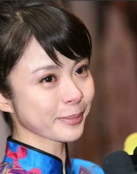 1998年，18岁的杨若兮与大她23岁的刘威相恋，两人同居了整整8年，即将谈婚论