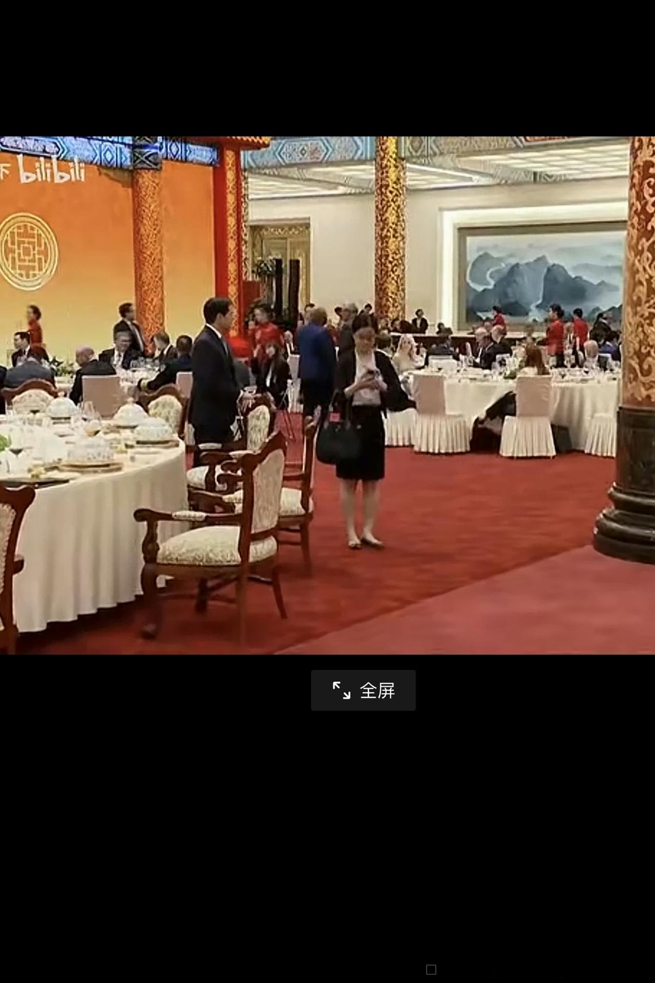 这个小姐姐这么年轻，能在国宴场所“大大咧咧”的用手机打电话，应该是有一定身份的人