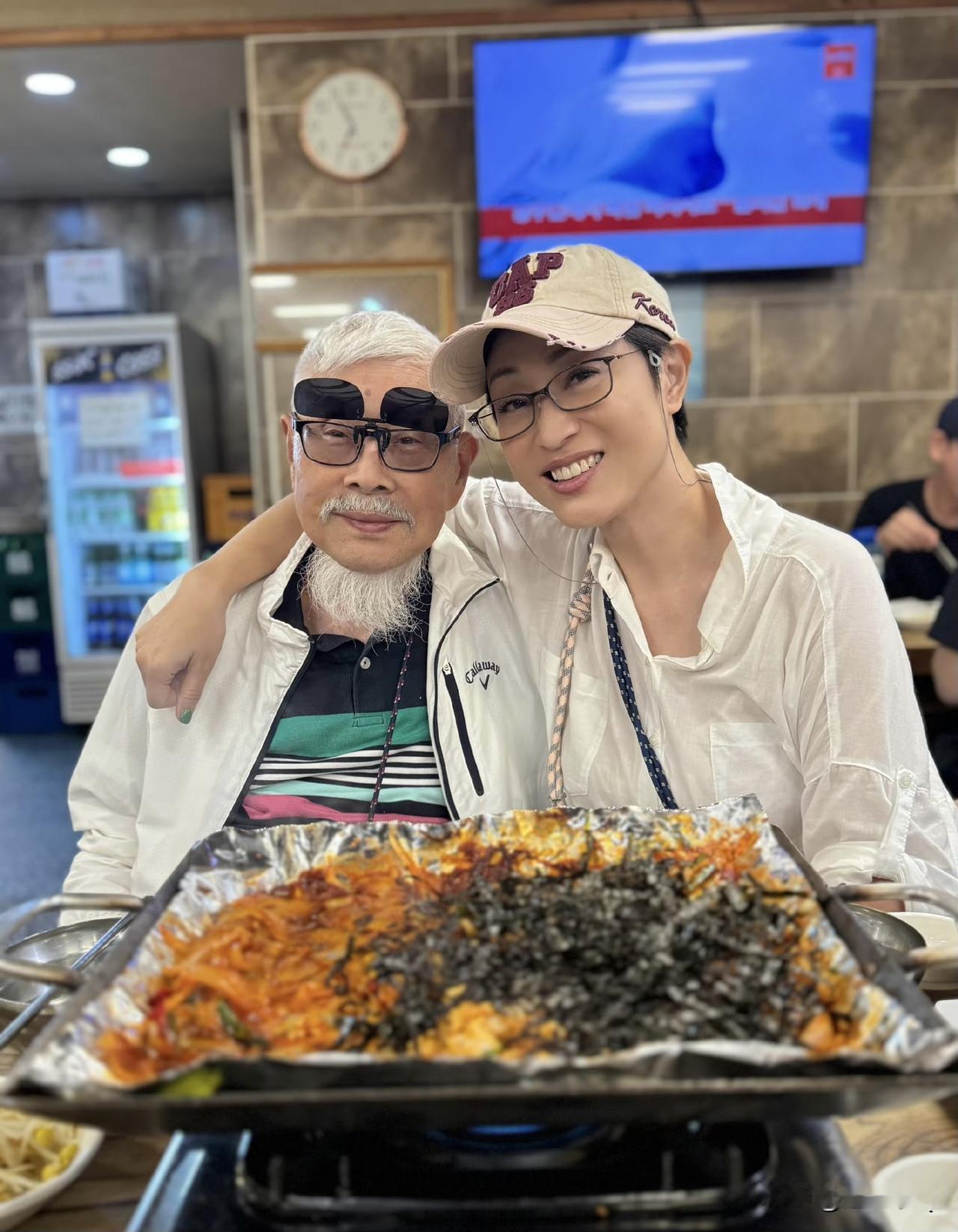 陈法蓉不是带着老父亲去旅行的路上就是带着他去吃美食的路上，老爷子能享福，身子硬朗