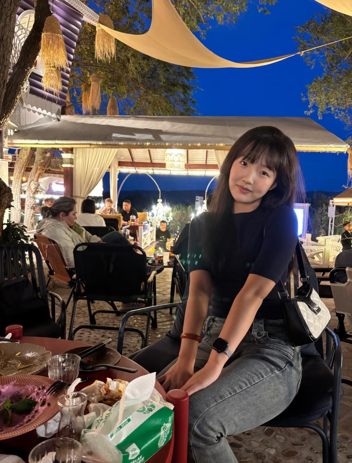 小姑娘烧烤摊等朋友。