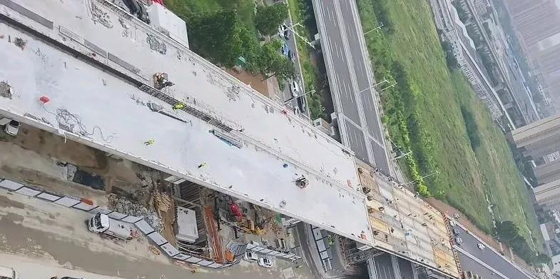 石家庄市和平路高架桥东二环至复兴大街路段，复兴大街以东地段的主路面已经修好。高架