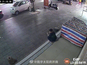 熊孩子又惹祸了！广西梧州藤县一个男孩，他晚上9点多独自在街上闲逛时，突然看见