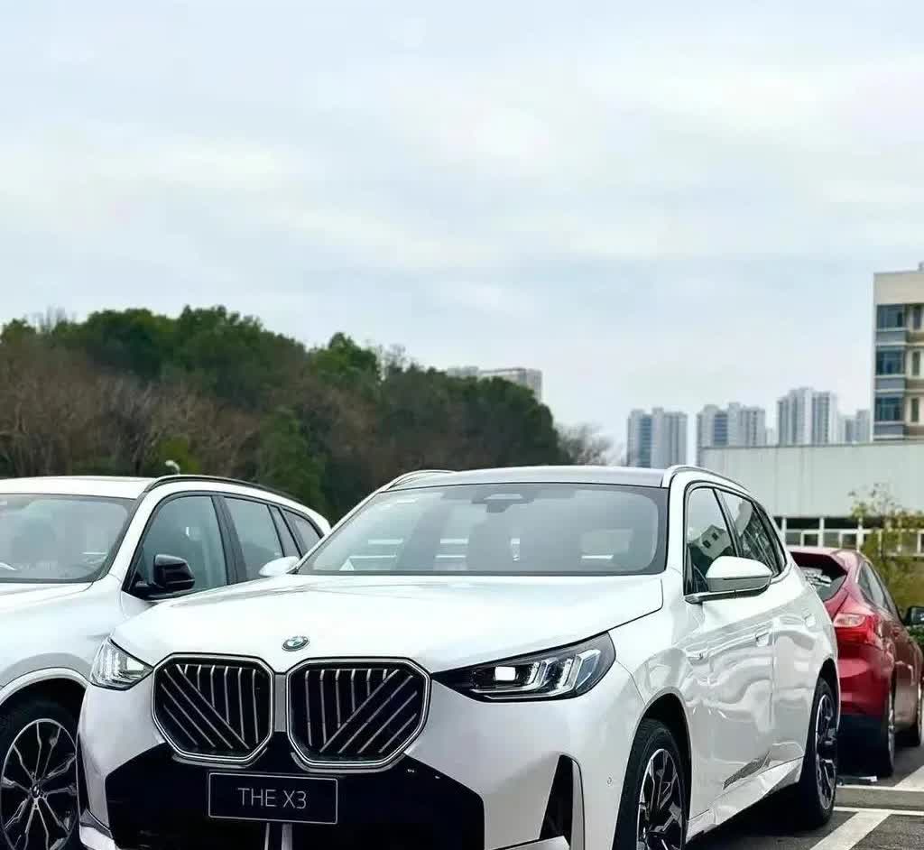 宝马也＂跟风降价＂！2025款X3从39万跌到32万，2.0T爆190匹，5米车