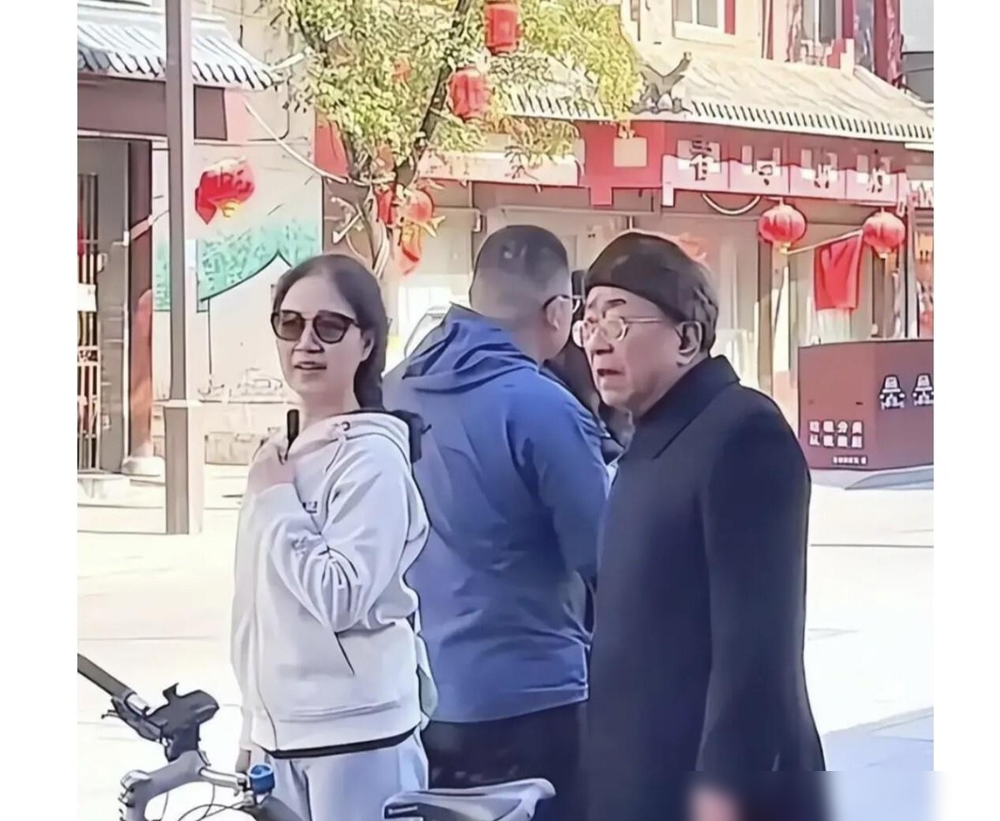 路边偶遇余秋雨和马兰，俩人打包剩菜，并肩走路，没牵手，但步调出奇一致。一个80岁，一个64，结婚33