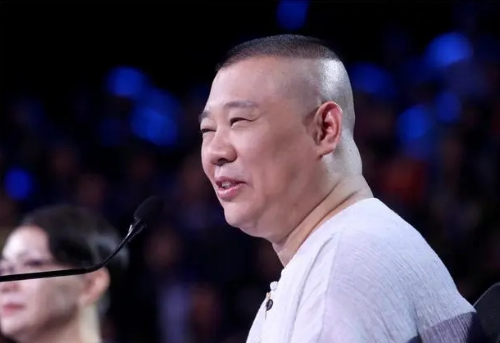 当年，德云社面临经营困境，马上要倒闭了，侯耀文找到郭德纲，递给他一沓子钱：“这是