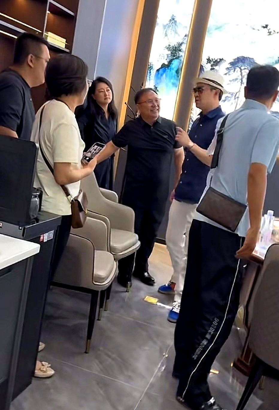 饭吃到一半，曹云金突然站起来，直接朝邻桌走过去。朋友刚提醒他，那边有个粉丝刚