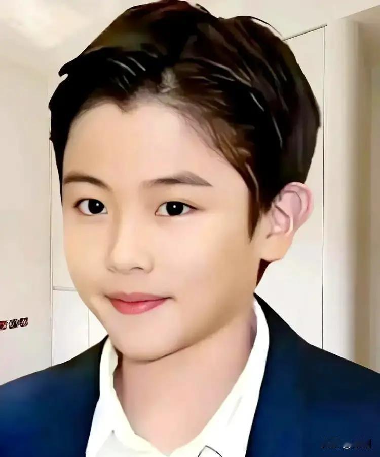 谢霆锋大儿子谢振轩刚满18岁，被港媒拍到独自现身澳洲街头，背着旧书包排队买咖啡。