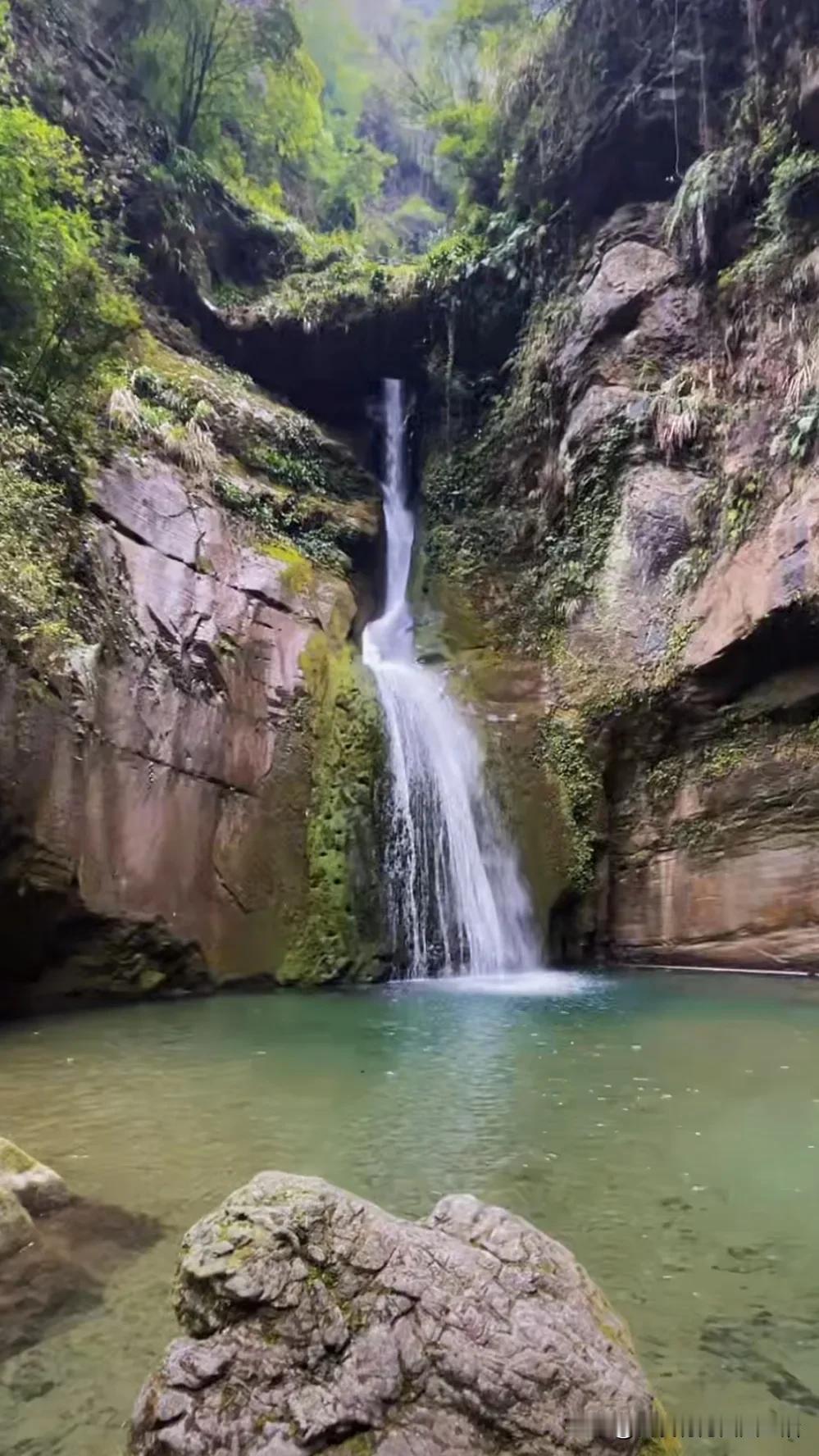 分享一张自然风景的照片，山清水秀，风景优美。