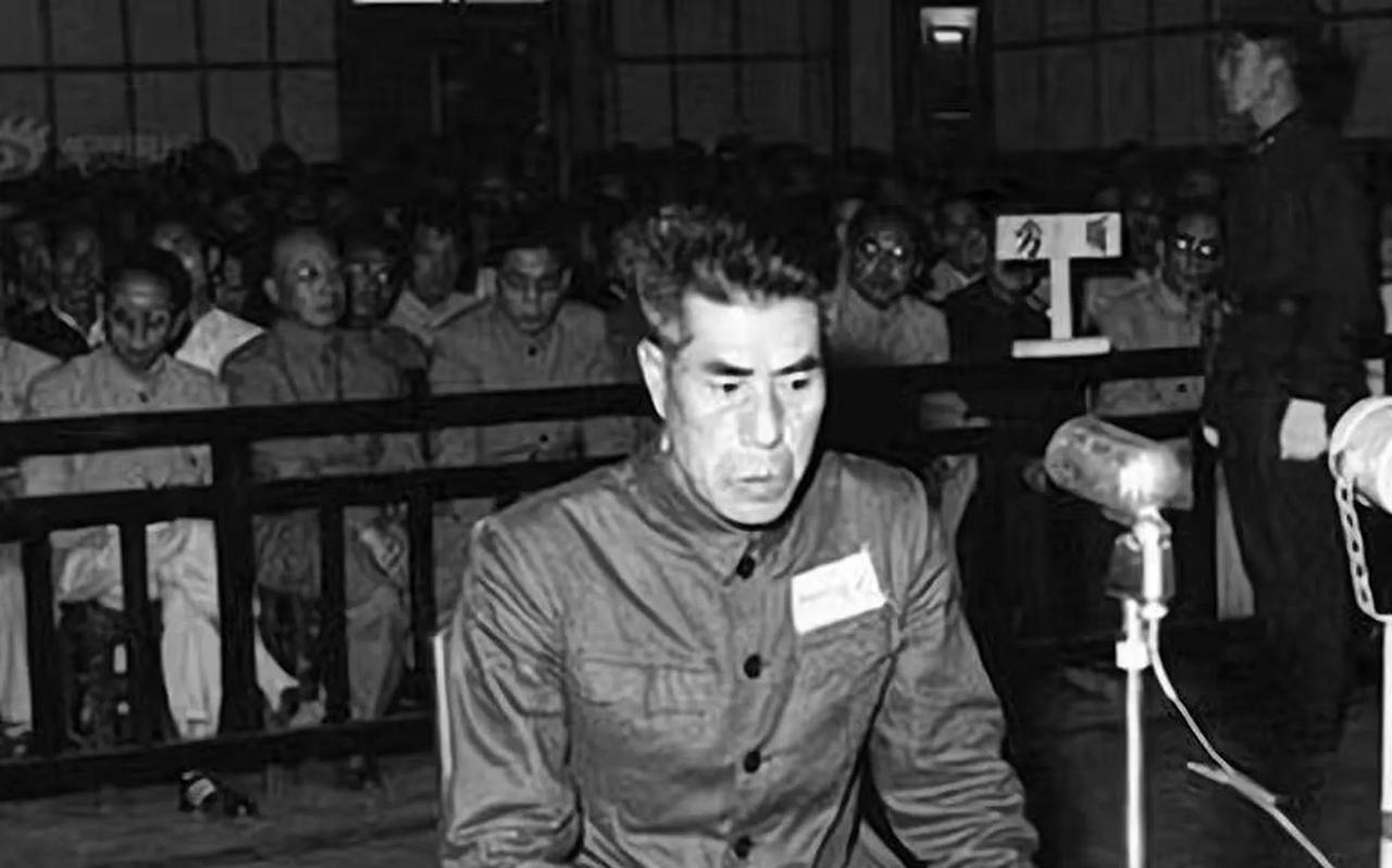 1957年8月的一天，上海延安东路的36路电车上，一个退伍老兵死死盯着车厢另一头