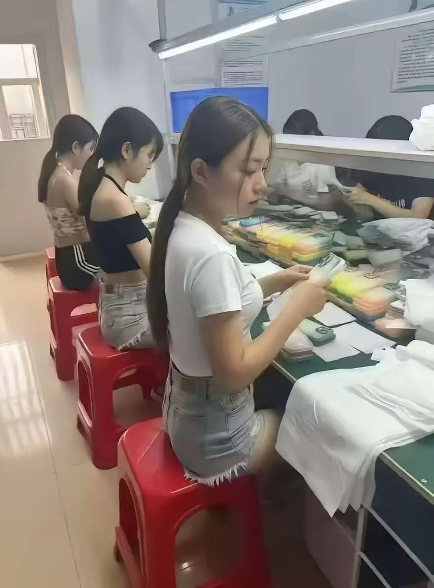现在电子厂里真的太现实了，年轻，漂亮，单身的女孩子，只要进厂用不了多长时间，就会