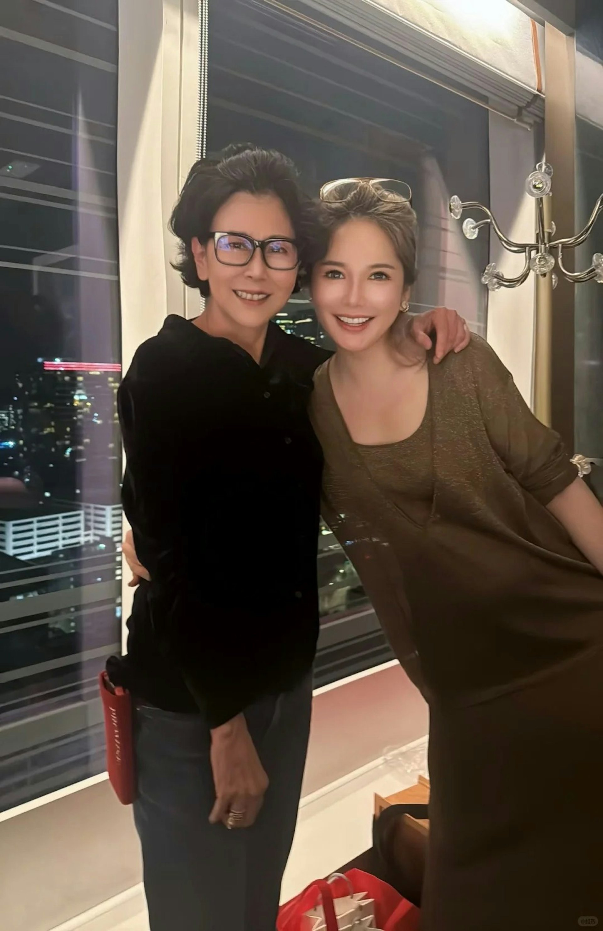 李嘉诚的“红颜知己”周凯旋向来生活低调，不过日前老庙黄金的少奶奶葛雯竹（乐乐）曝