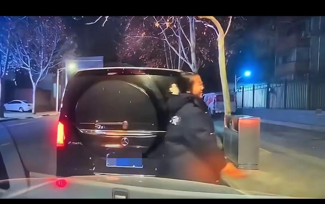 一件普通交通事故竟因一件公安大衣闹得沸沸扬扬！女子妄图靠这身衣服耍特权，以为