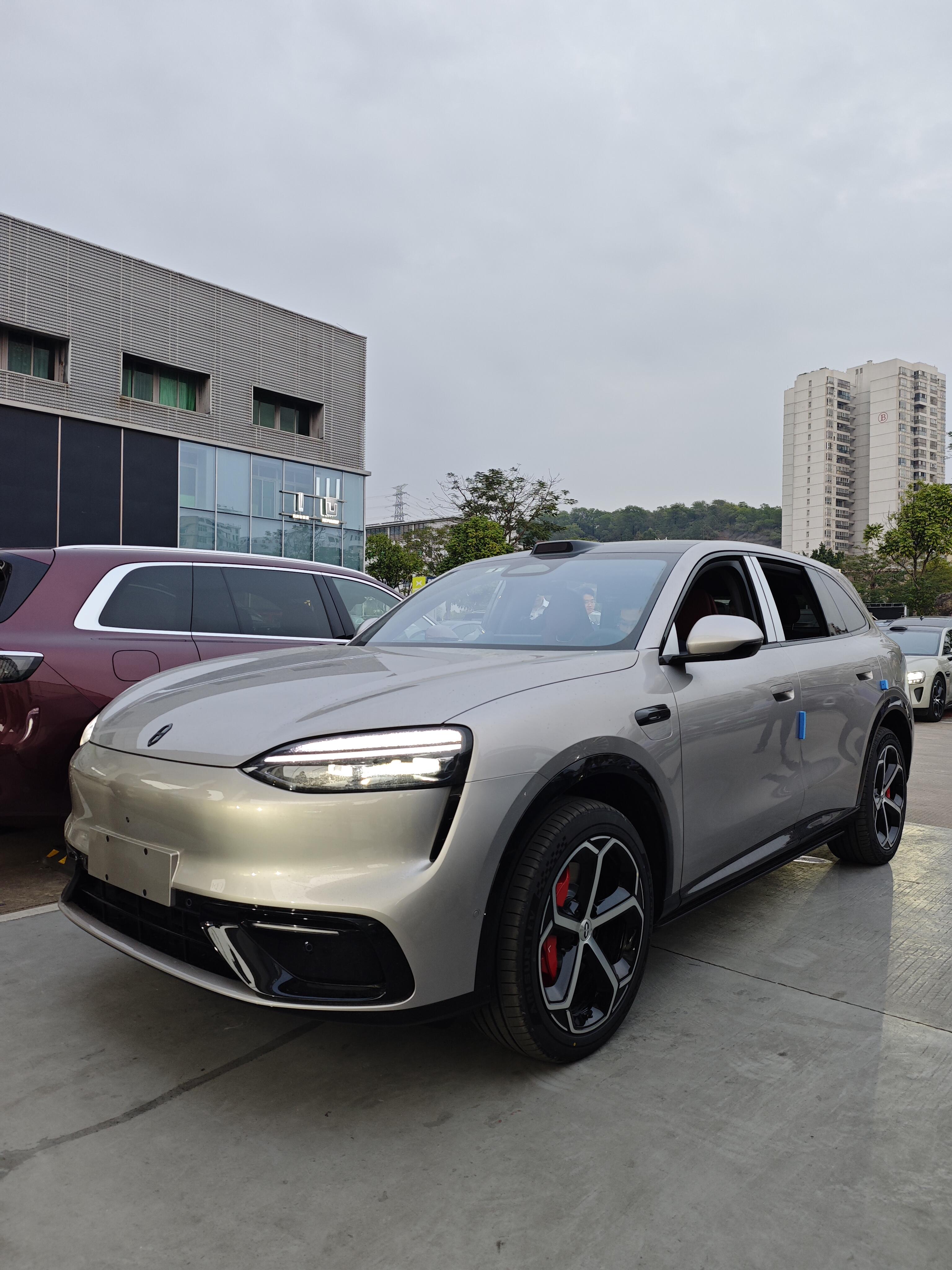 4S店试驾问界M6试驾车：大五座的空间功底，以及路面滤震和车内静谧表现问界M6介于问界M5与M7之间
