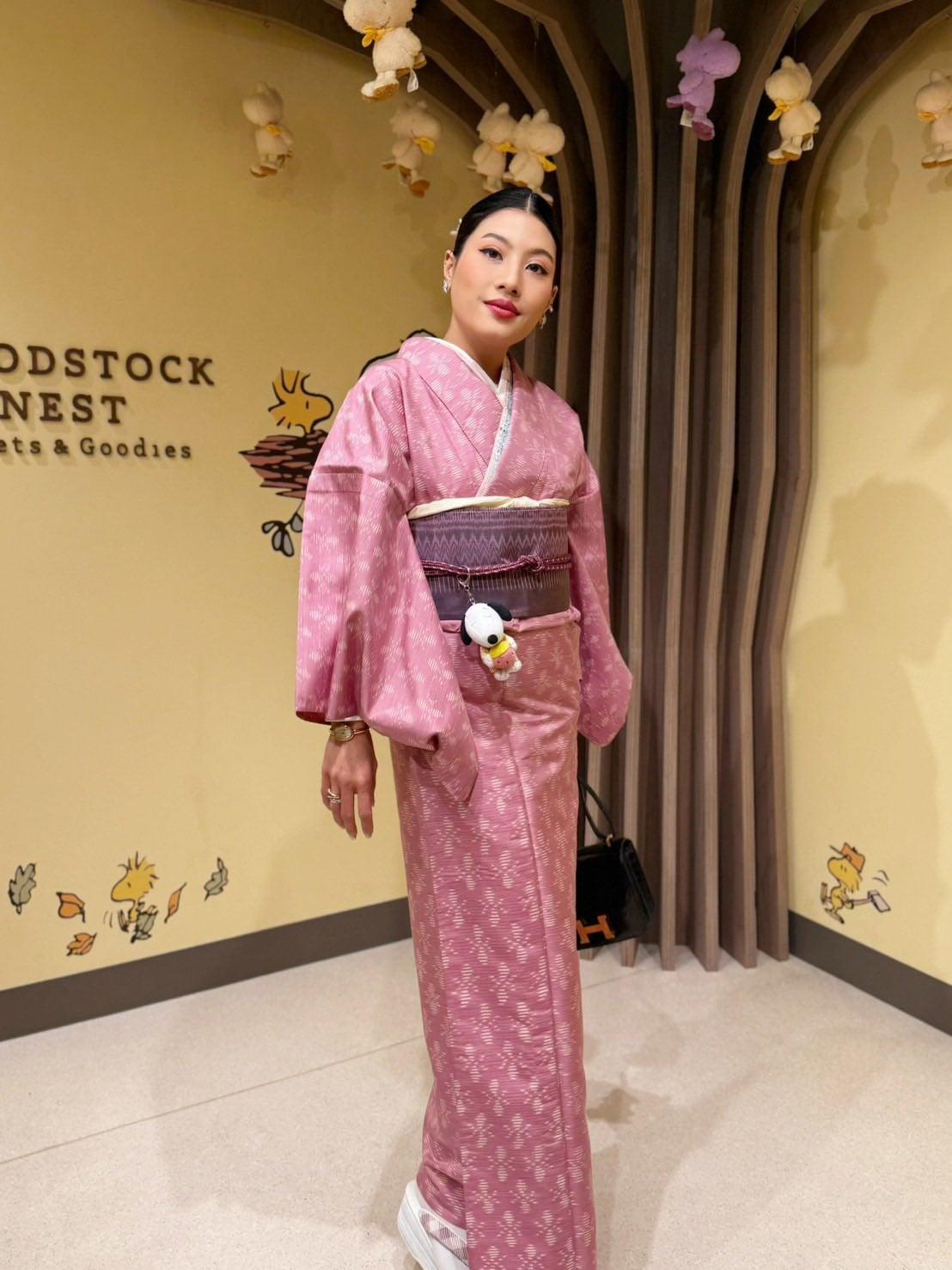 12月24日，泰国公主思蕊梵罕见一身和服亮相，真是让人眼前一亮。见惯了她穿泰丝华