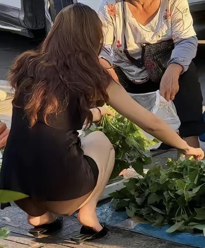 转角遇到“半拉屁股蛋”和茄子黄瓜摆在一起搞联展卖菜大妈手里的秤都停了眼珠